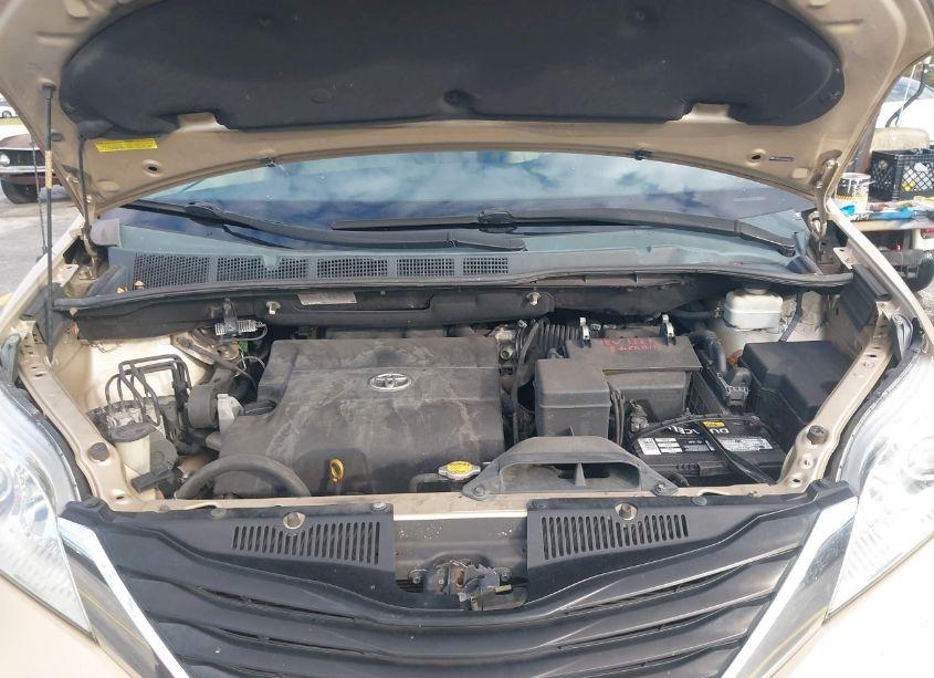 Photo 10 of 2011 Toyota Sienna LE V6 (VIN 5TDKK3DC0BS052737)