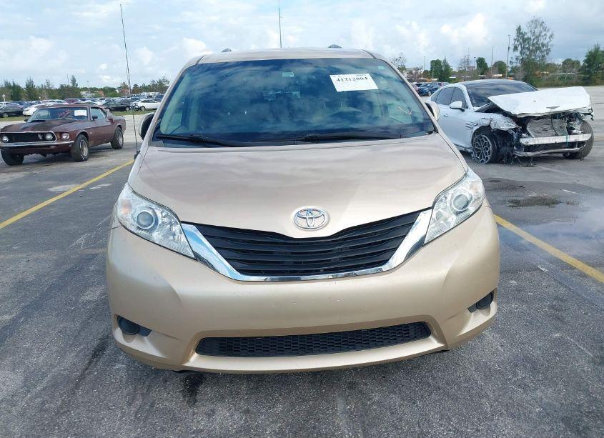 Photo 12 of 2011 Toyota Sienna LE V6 (VIN 5TDKK3DC0BS052737)