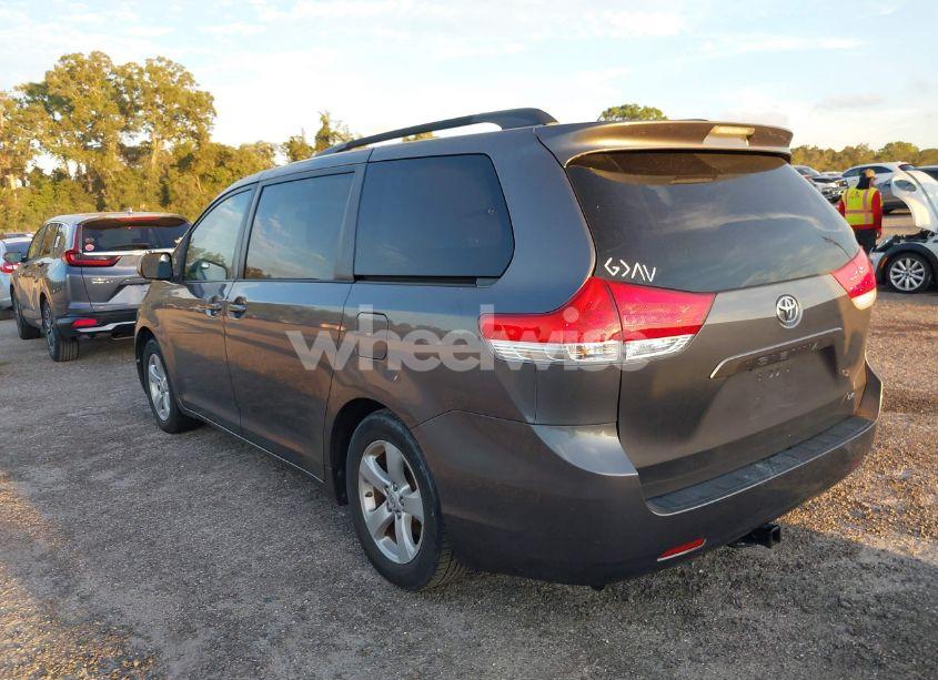 Photo 3 of 2011 Toyota Sienna LE V6 (VIN 5TDKK3DC0BS062118)