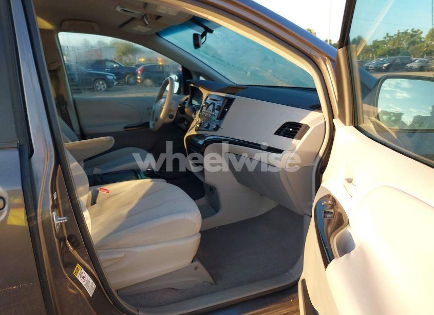 Photo 5 of 2011 Toyota Sienna LE V6 (VIN 5TDKK3DC0BS062118)