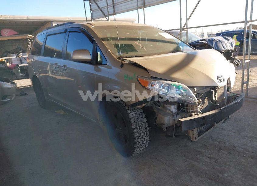 2011 Toyota Sienna LE V6 (VIN 5TDKK3DC0BS067884) main photo