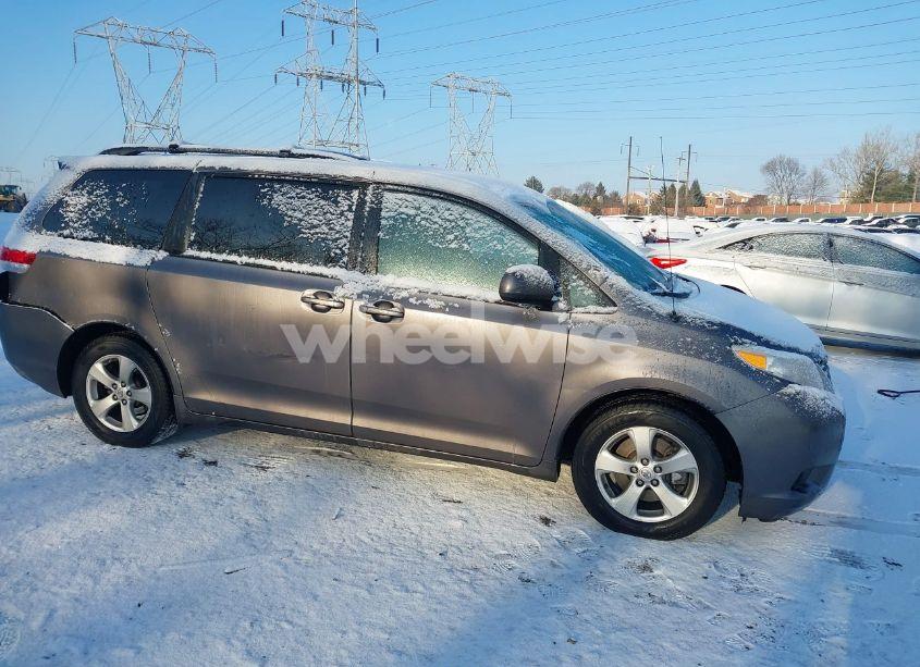 2011 Toyota Sienna LE V6 (VIN 5TDKK3DC0BS091392) main photo