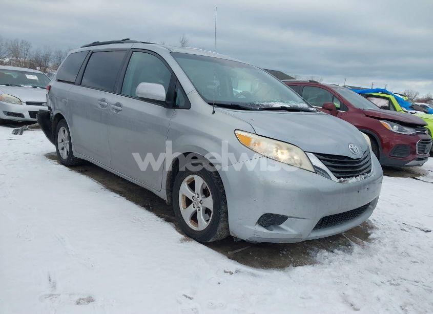 2011 Toyota Sienna LE V6 (VIN 5TDKK3DC0BS094650) main photo