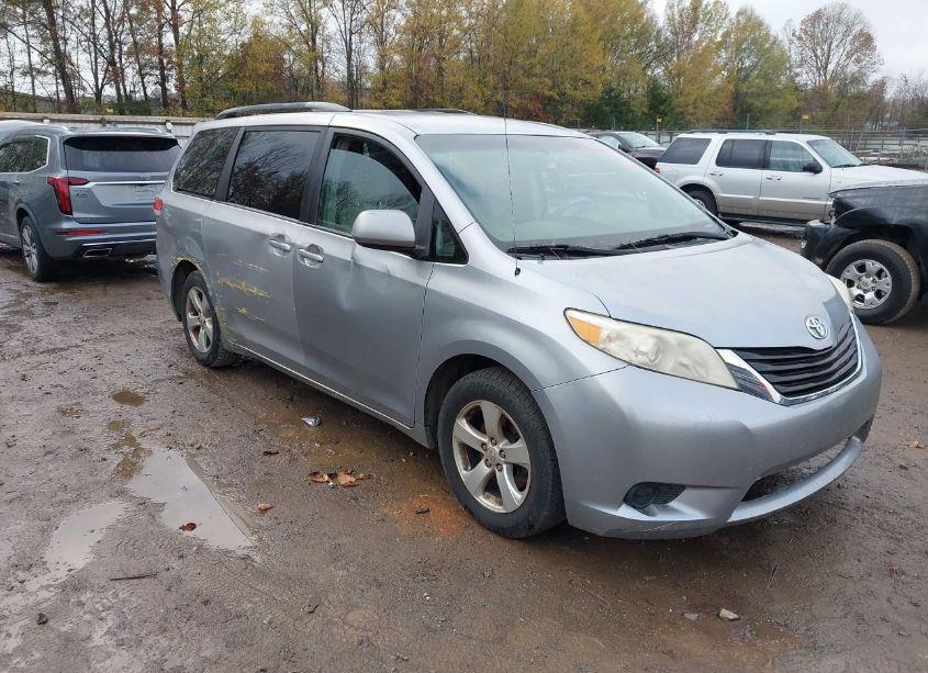 2011 Toyota Sienna LE V6 (VIN 5TDKK3DC0BS105193) main photo