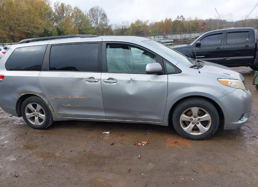 Photo 13 of 2011 Toyota Sienna LE V6 (VIN 5TDKK3DC0BS105193)