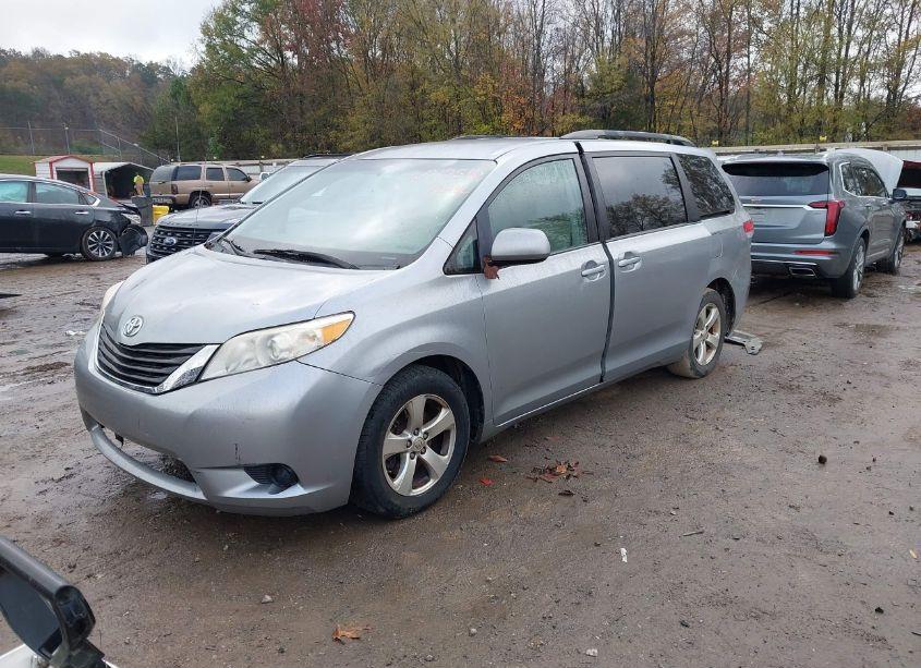 Photo 2 of 2011 Toyota Sienna LE V6 (VIN 5TDKK3DC0BS105193)