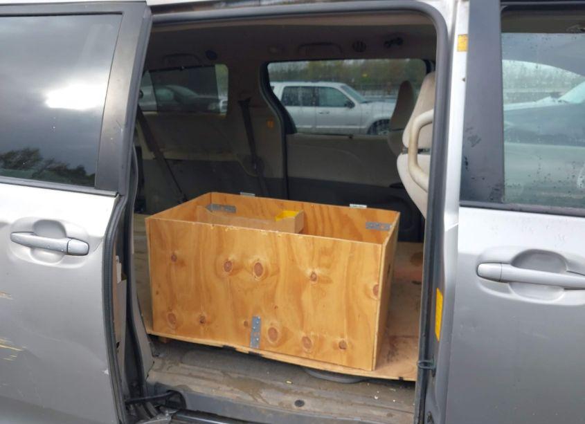 Photo 8 of 2011 Toyota Sienna LE V6 (VIN 5TDKK3DC0BS105193)