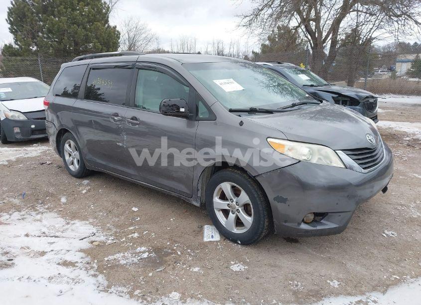 2011 Toyota Sienna LE V6 (VIN 5TDKK3DC0BS116324) main photo