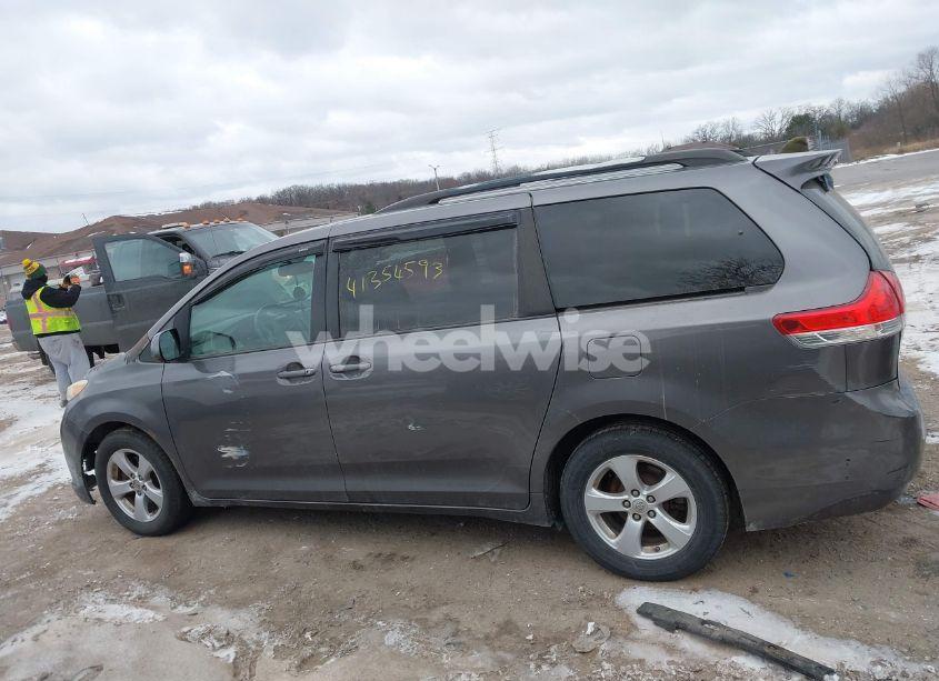 Photo 14 of 2011 Toyota Sienna LE V6 (VIN 5TDKK3DC0BS116324)