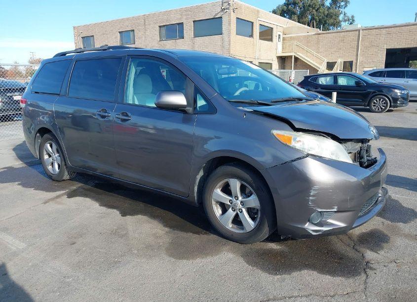 2011 Toyota Sienna LE V6 (VIN 5TDKK3DC0BS119207) main photo