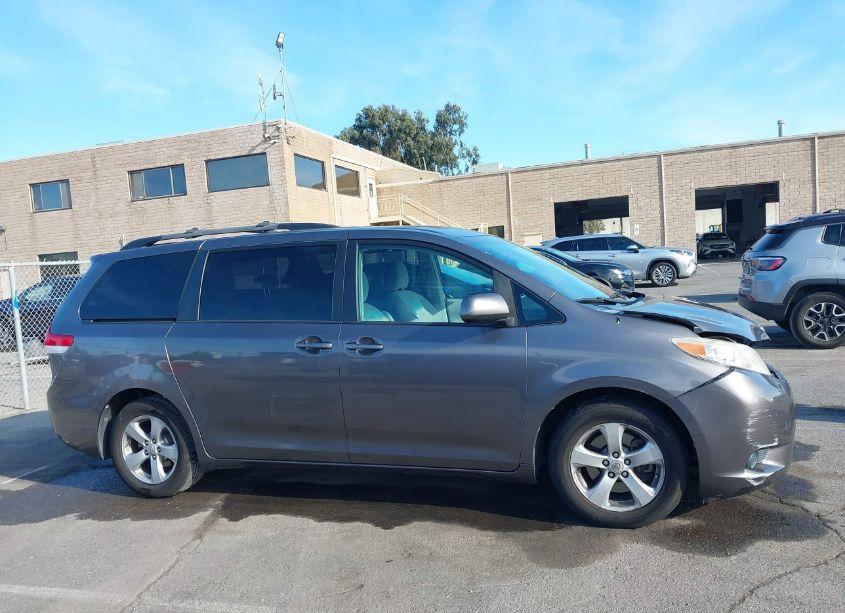 Photo 13 of 2011 Toyota Sienna LE V6 (VIN 5TDKK3DC0BS119207)