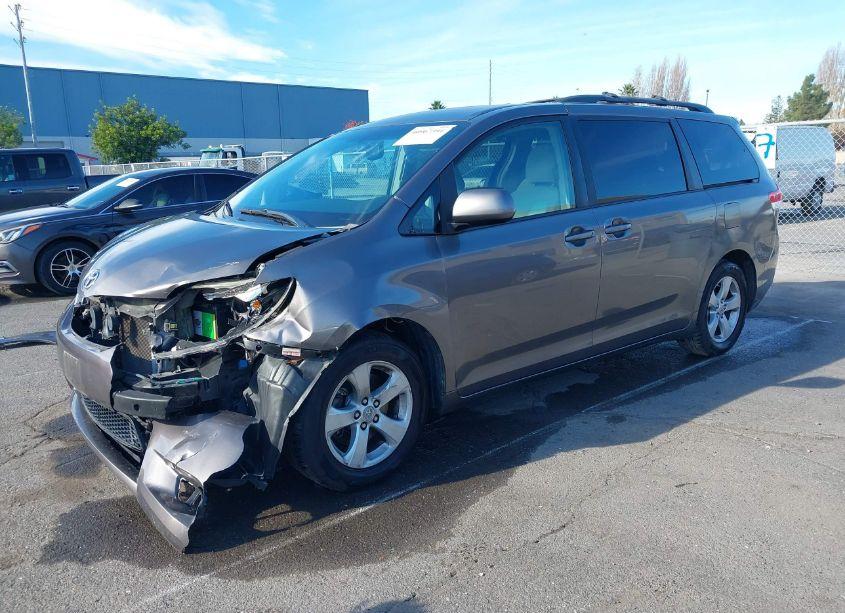 Photo 2 of 2011 Toyota Sienna LE V6 (VIN 5TDKK3DC0BS119207)