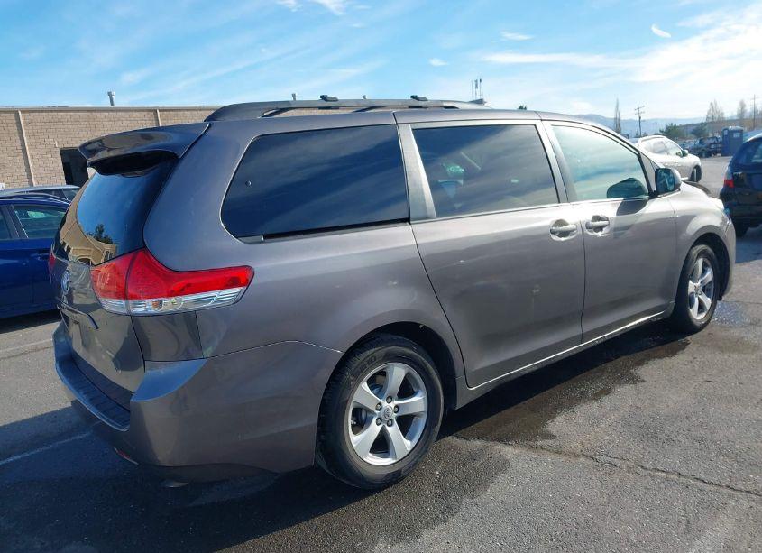 Photo 4 of 2011 Toyota Sienna LE V6 (VIN 5TDKK3DC0BS119207)