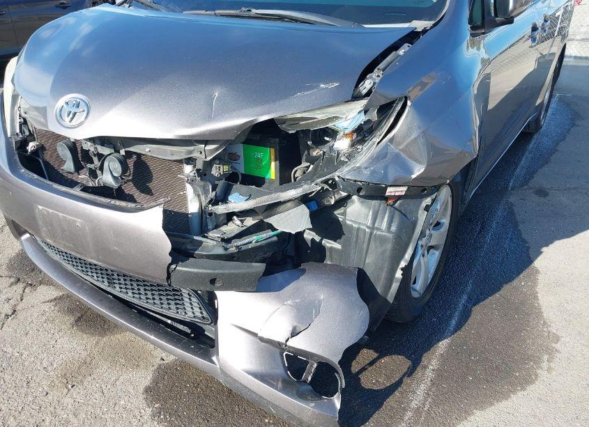 Photo 6 of 2011 Toyota Sienna LE V6 (VIN 5TDKK3DC0BS119207)