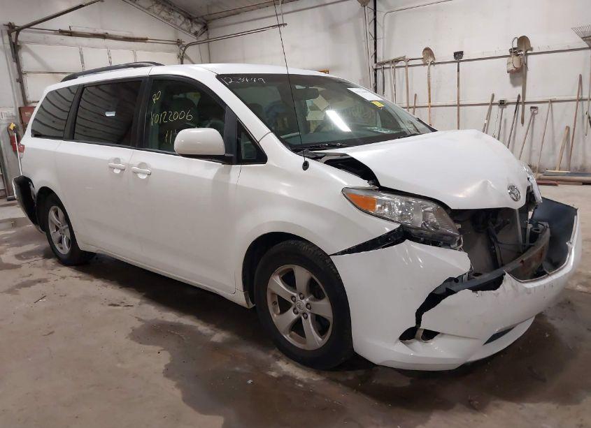 2011 Toyota Sienna LE V6 (VIN 5TDKK3DC0BS123449) main photo