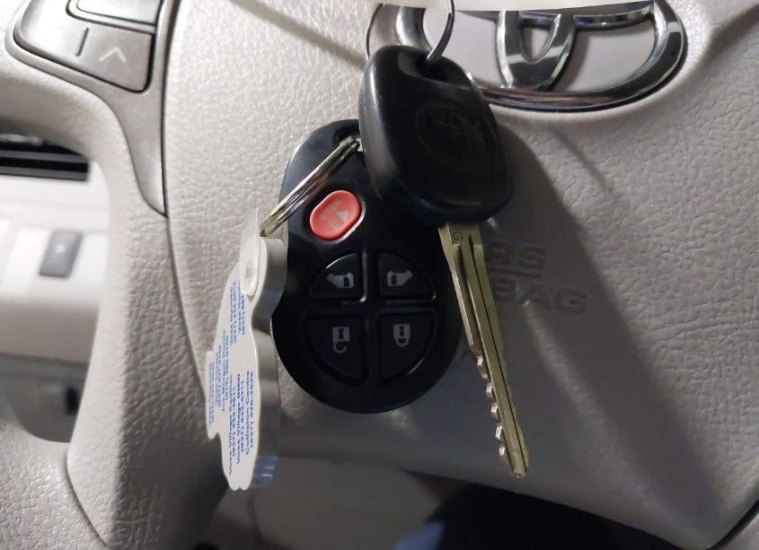 Photo 11 of 2011 Toyota Sienna LE V6 (VIN 5TDKK3DC0BS123449)