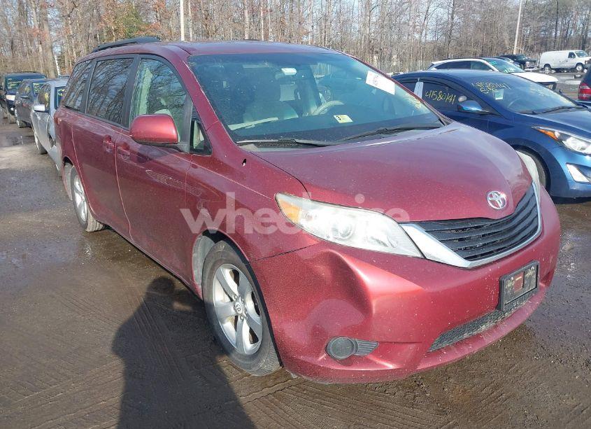2011 Toyota Sienna LE V6 (VIN 5TDKK3DC0BS135553) main photo