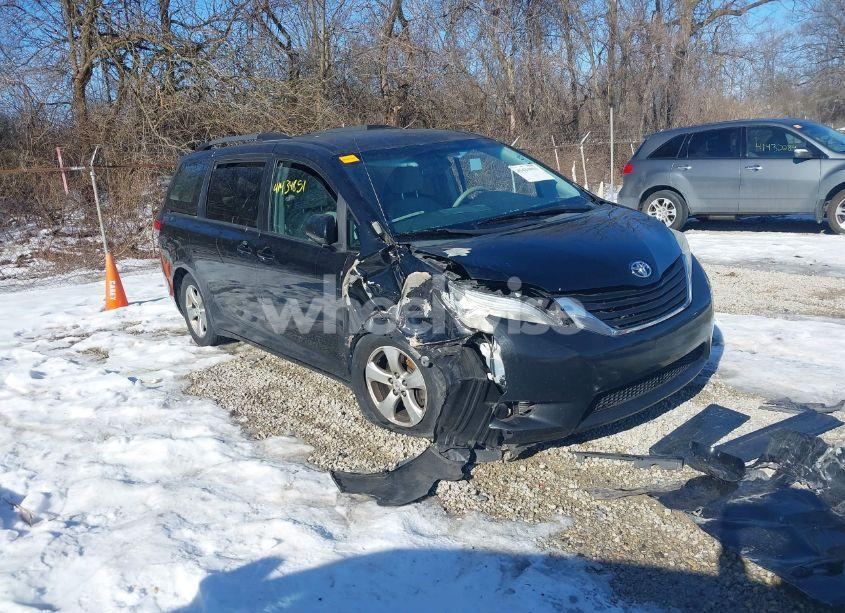 2011 Toyota Sienna LE V6 (VIN 5TDKK3DC0BS140624) main photo