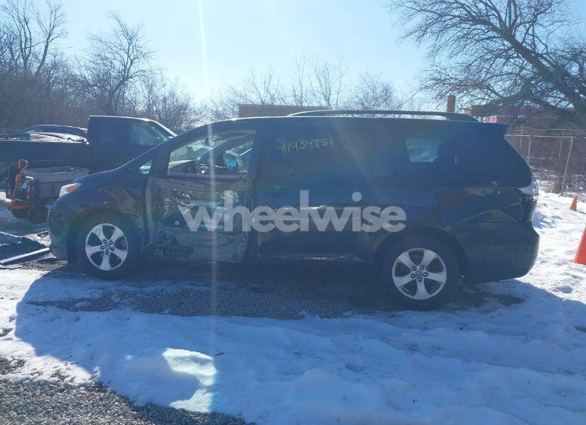 Photo 15 of 2011 Toyota Sienna LE V6 (VIN 5TDKK3DC0BS140624)