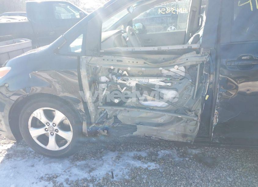 Photo 21 of 2011 Toyota Sienna LE V6 (VIN 5TDKK3DC0BS140624)