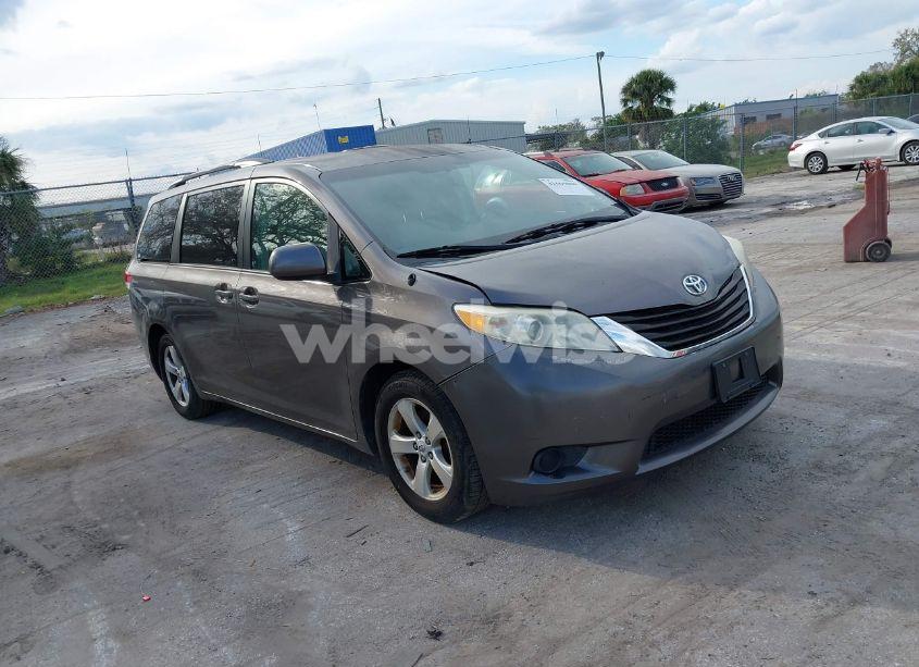 2011 Toyota Sienna LE V6 (VIN 5TDKK3DC0BS146729) main photo