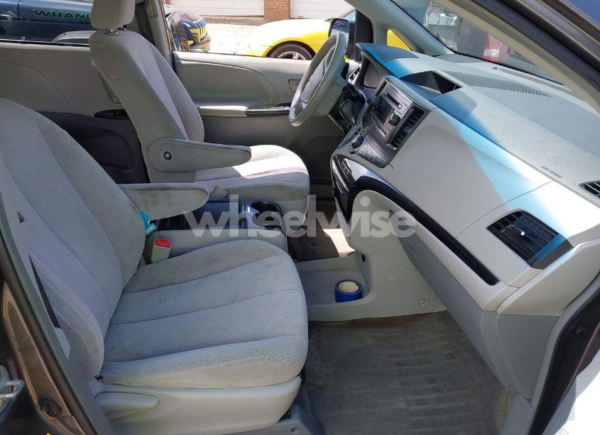 Photo 5 of 2013 Toyota Sienna LE V6 7 PASSENGER AUTO ACCESS SEAT/LE V6 8 PASSENGER (VIN 5TDKK3DC0DS386298)