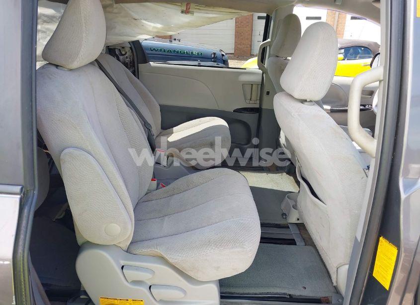 Photo 8 of 2013 Toyota Sienna LE V6 7 PASSENGER AUTO ACCESS SEAT/LE V6 8 PASSENGER (VIN 5TDKK3DC0DS386298)