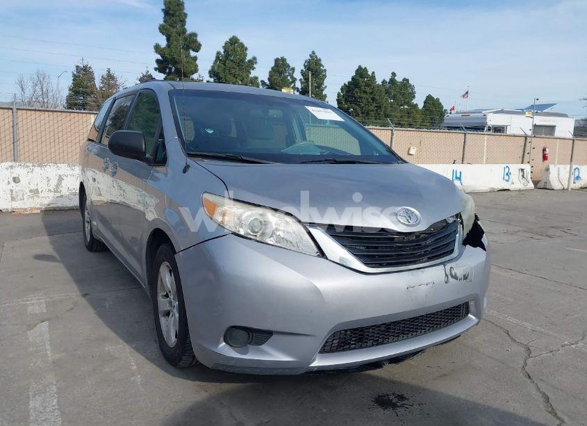 2014 Toyota Sienna LE V6 8 PASSENGER (VIN 5TDKK3DC0ES448929) main photo