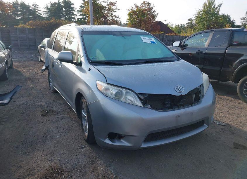 2014 Toyota Sienna LE V6 8 PASSENGER (VIN 5TDKK3DC0ES513925) main photo