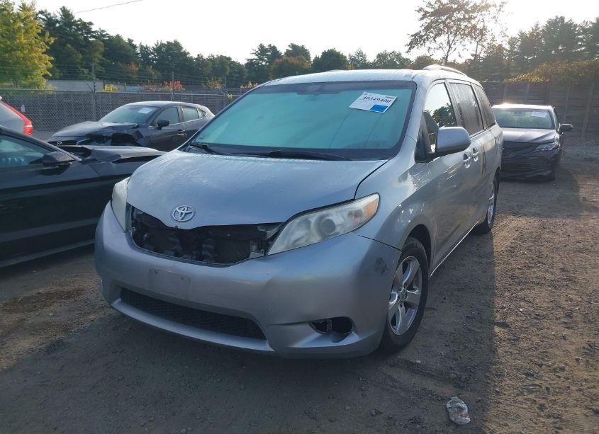 Photo 2 of 2014 Toyota Sienna LE V6 8 PASSENGER (VIN 5TDKK3DC0ES513925)