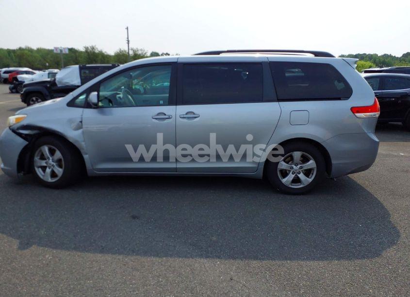 Photo 14 of 2014 Toyota Sienna LE V6 7 PASSENGER AUTO ACCESS SEAT/LE V6 7 PASSENGER MOBILITY/LE V6 8 PASSENGER (VIN 5TDKK3DC0ES522057)