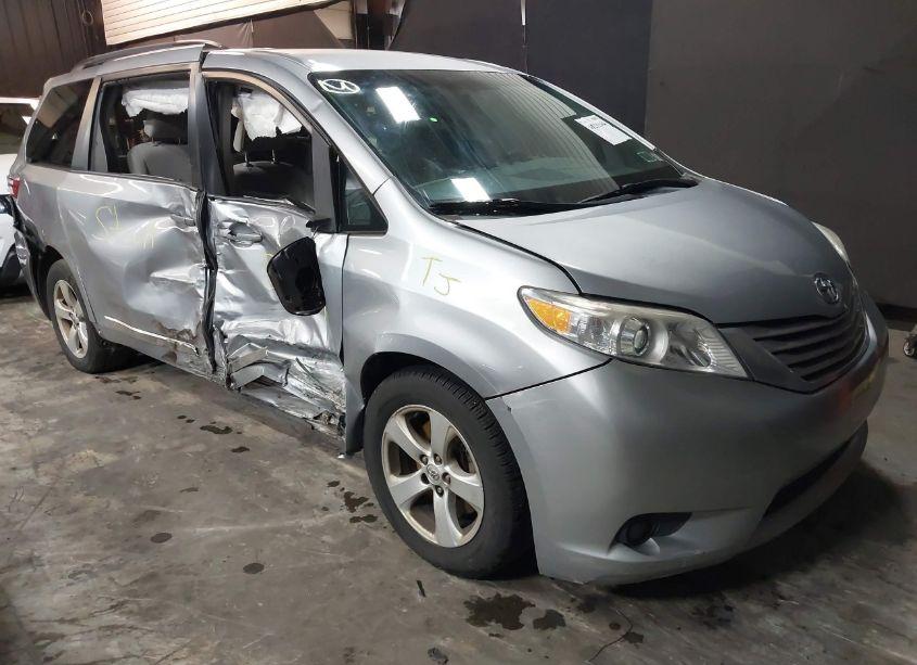 2015 Toyota Sienna LE 8 PASSENGER (VIN 5TDKK3DC0FS537112) main photo