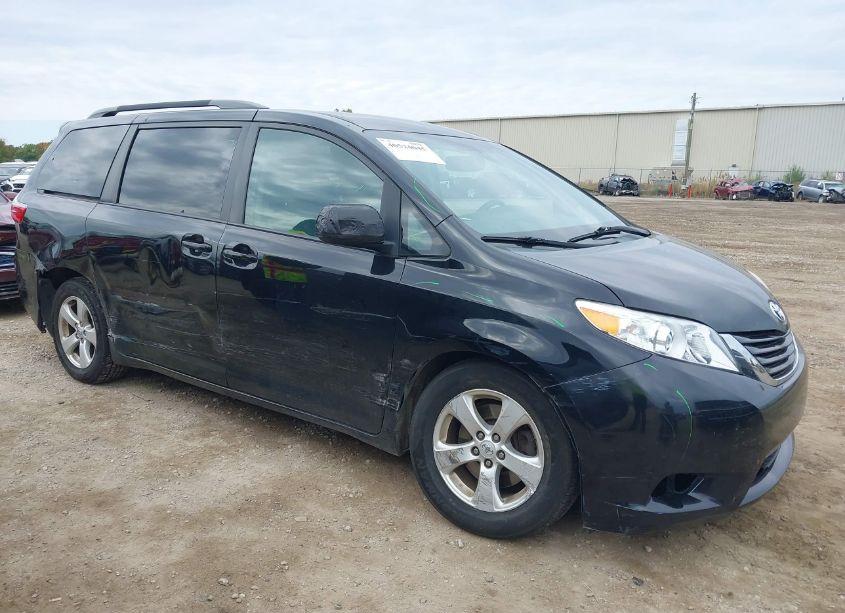 2015 Toyota Sienna LE 8 PASSENGER (VIN 5TDKK3DC0FS581210) main photo