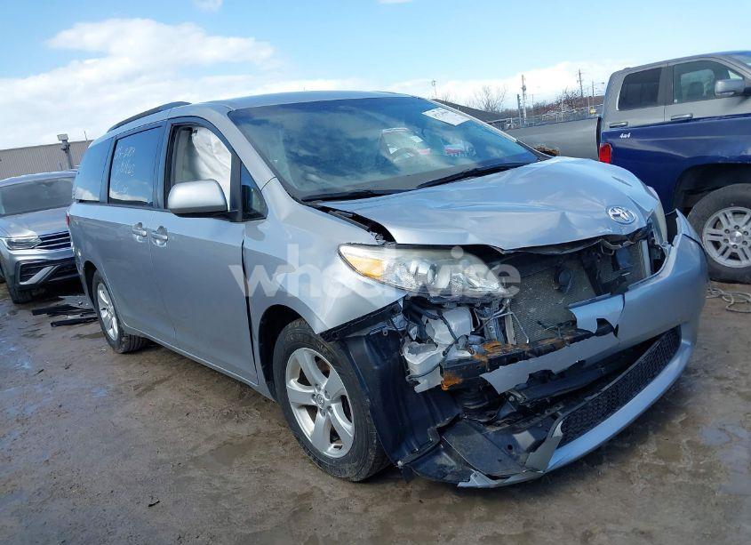 2015 Toyota Sienna LE 8 PASSENGER (VIN 5TDKK3DC0FS663213) main photo