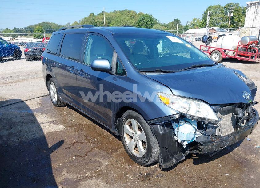 2015 Toyota Sienna LE 8 PASSENGER (VIN 5TDKK3DC0FS667195) main photo