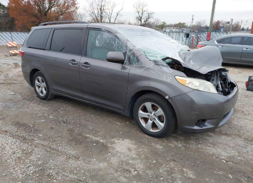 2015 Toyota Sienna LE 8 PASSENGER (VIN 5TDKK3DC0FS680156) main photo