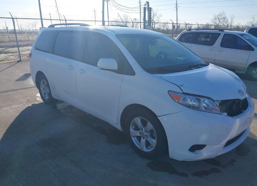 2016 Toyota Sienna LE 8 PASSENGER (VIN 5TDKK3DC0GS740437) main photo