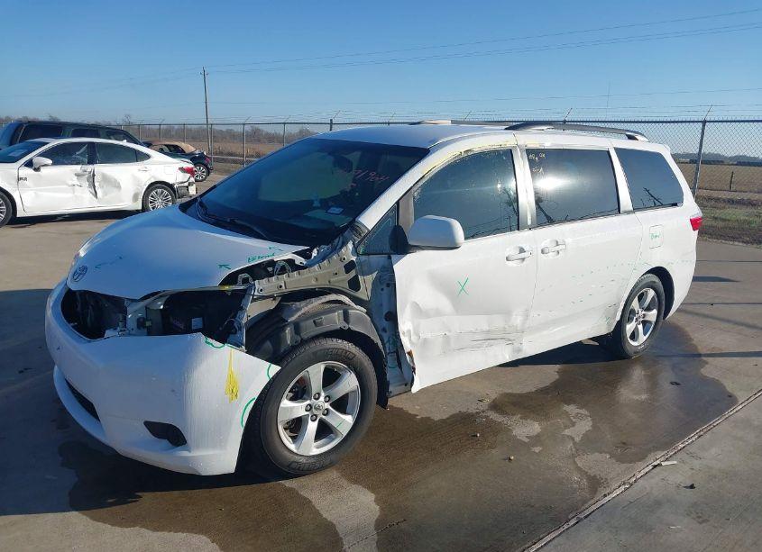 Photo 2 of 2016 Toyota Sienna LE 8 PASSENGER (VIN 5TDKK3DC0GS740437)