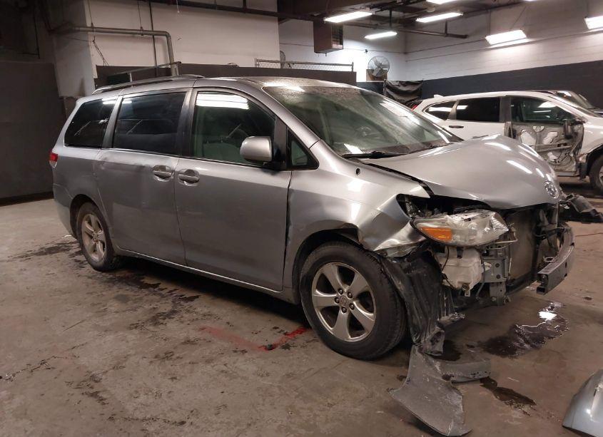 2011 Toyota Sienna LE V6 (VIN 5TDKK3DC1BS003515) main photo