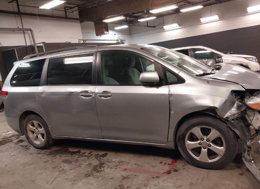 Photo 14 of 2011 Toyota Sienna LE V6 (VIN 5TDKK3DC1BS003515)