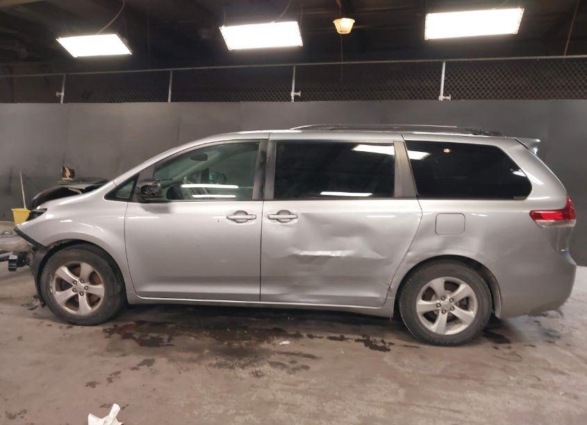 Photo 15 of 2011 Toyota Sienna LE V6 (VIN 5TDKK3DC1BS003515)