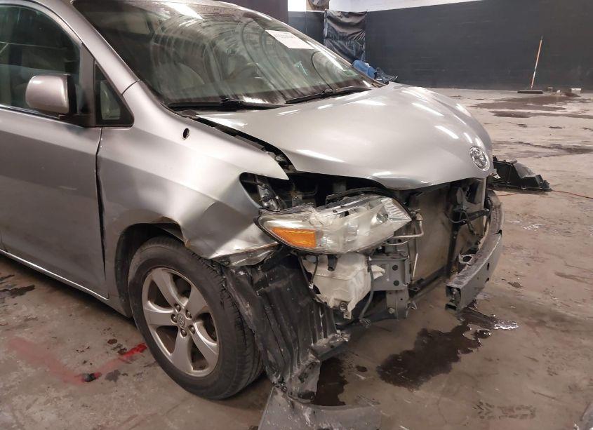 Photo 18 of 2011 Toyota Sienna LE V6 (VIN 5TDKK3DC1BS003515)