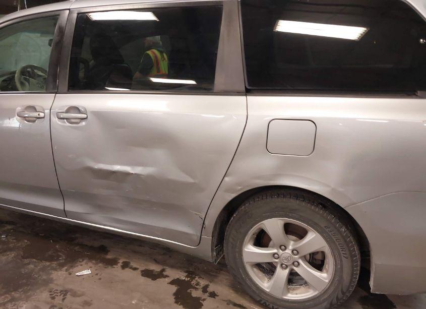 Photo 22 of 2011 Toyota Sienna LE V6 (VIN 5TDKK3DC1BS003515)