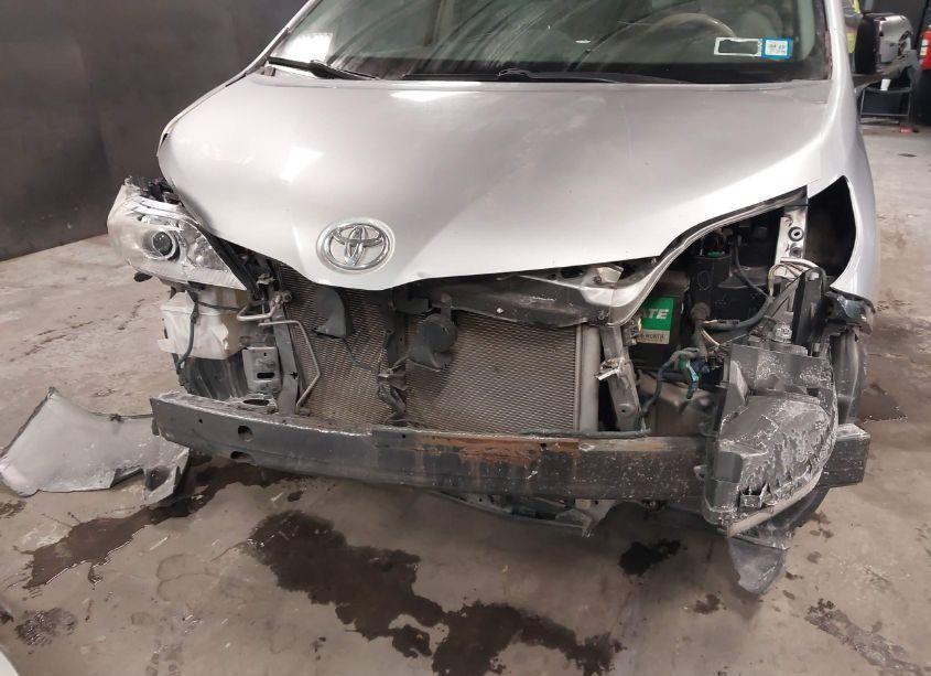 Photo 6 of 2011 Toyota Sienna LE V6 (VIN 5TDKK3DC1BS003515)