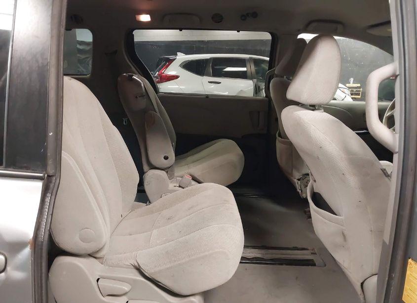 Photo 8 of 2011 Toyota Sienna LE V6 (VIN 5TDKK3DC1BS003515)