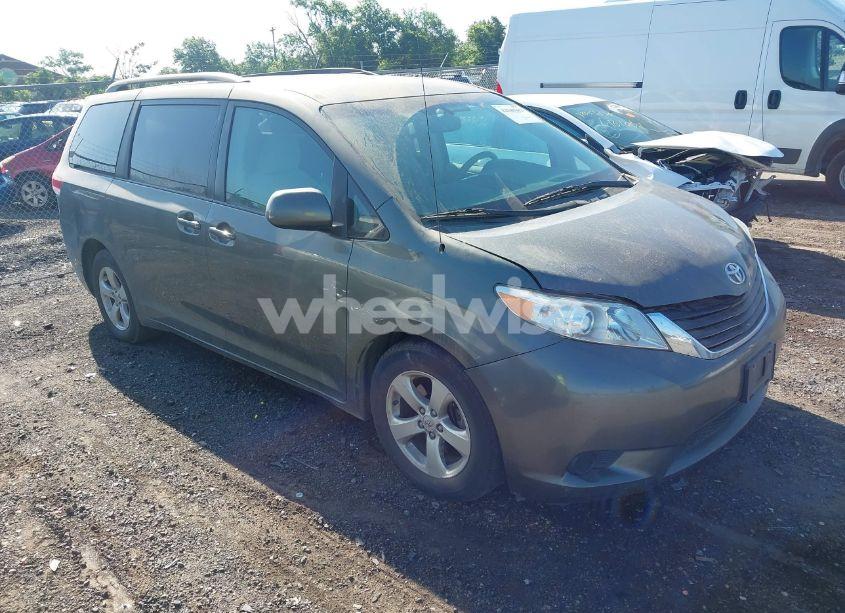 2011 Toyota Sienna LE V6 (VIN 5TDKK3DC1BS016524) main photo