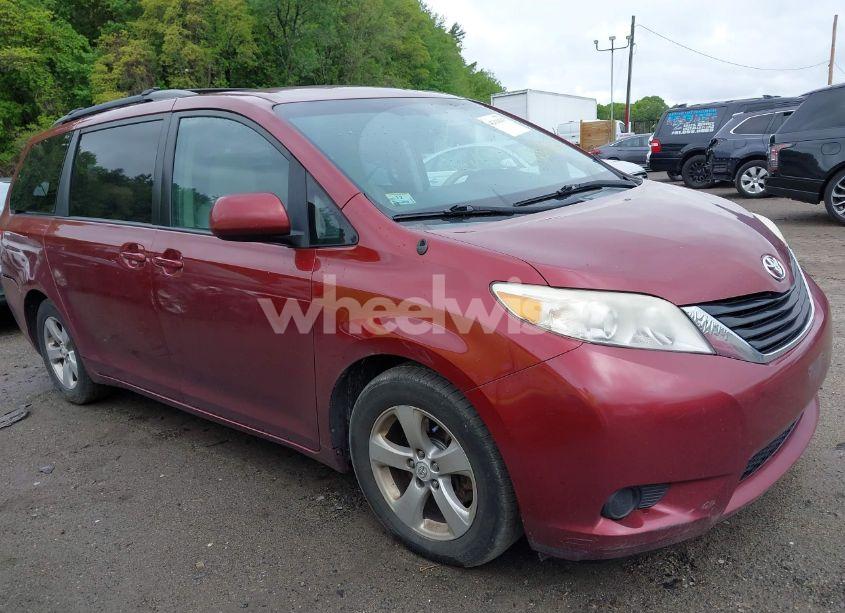 2011 Toyota Sienna LE V6 (VIN 5TDKK3DC1BS023229) main photo
