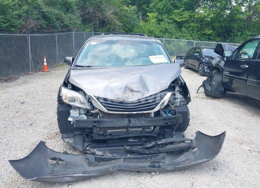 Photo 13 of 2011 Toyota Sienna LE V6 (VIN 5TDKK3DC1BS045280)