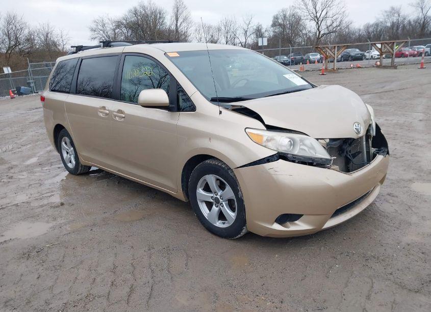 2011 Toyota Sienna LE V6 (VIN 5TDKK3DC1BS047966) main photo
