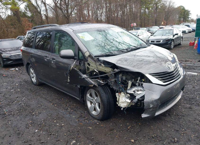 2011 Toyota Sienna LE V6 (VIN 5TDKK3DC1BS058949) main photo